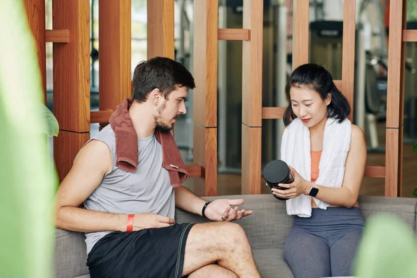 Fit Young People Discussing New Protein Another Sports Nutrition Product — Stock Photo, Image