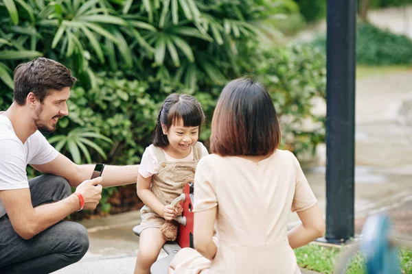 Щаслива Багатоетнічна Сім Проводить Час Дитячому Майданчику Місцевому Парку — стокове фото