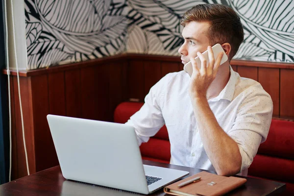 Kafe Masasında Dizüstü Bilgisayarda Çalışan Genç Işadamı Pencereden Bakıyor Müşteriyle — Stok fotoğraf
