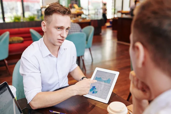 Joven Empresario Señalando Diagrama Tableta Cuando Discute Informe Financiero Con — Foto de Stock