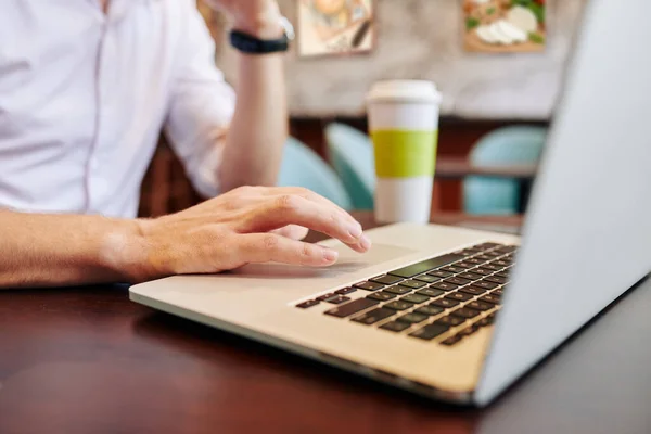 Close Image Freelance Software Developer Working Laptop Cafe Table — Stock Photo, Image