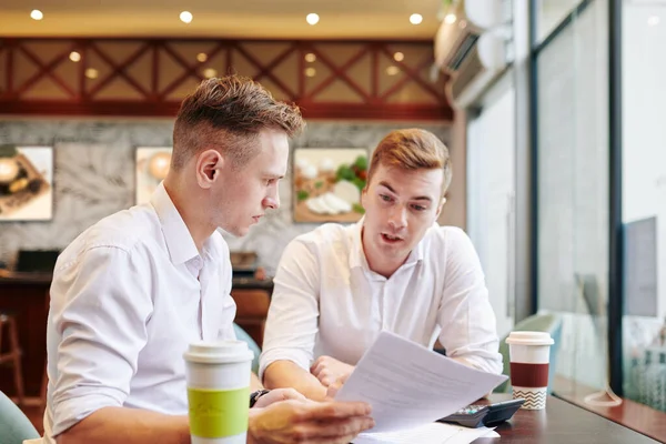 Jóvenes Empresarios Serios Discutiendo Detalles Contrato Acuerdo Asociación Reunión Cafetería — Foto de Stock