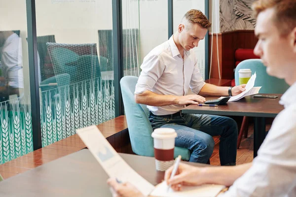 Молоді Бізнесмени Аналізують Дані Фінансових Звітах Сидячи Столами Місцевому Кафе — стокове фото