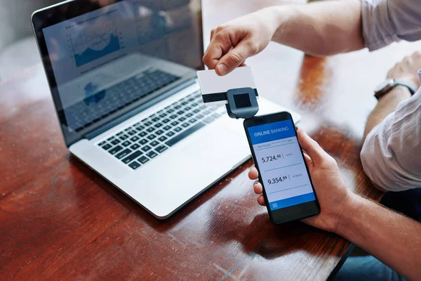 Empresário Passando Cartão Crédito Através Leitor Ligado Smartphone Usar Aplicativo — Fotografia de Stock