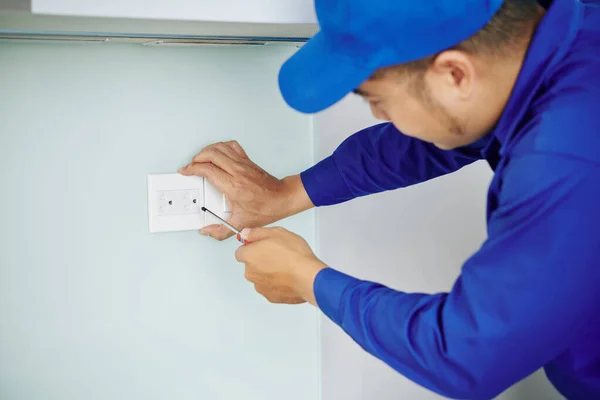 Eletricista Profissional Tomada Alimentação Instalação Uniforme Azul Com Chave Fenda — Fotografia de Stock