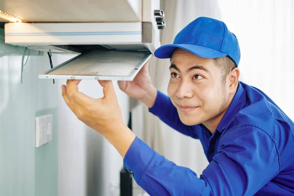 Smiling Asian Worker Installing Cooker Hood Stove Kitchen Client — Stock Photo, Image