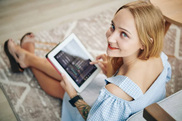 Lovely Smiling Young Woman Sitting Floor Living Room Using Application — Stock Photo, Image