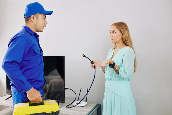 Jovem Mulher Pedindo Eletricista Para Reparar Quebrado Set — Fotografia de Stock