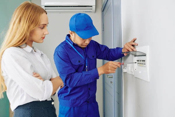 Eletricista Profissional Uniforme Ajudando Jovem Instalar Medidor Eletricidade Eletrônica Doméstica — Fotografia de Stock