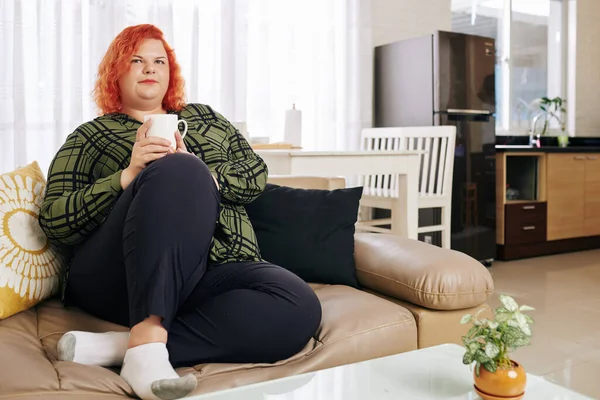 Mujer Pelo Rojo Pensativo Camisa Cuadros Descansando Sofá Con Una — Foto de Stock