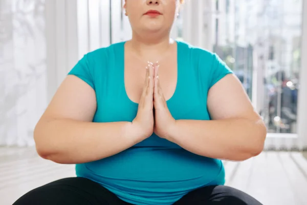 Beskuren Bild Meditera Överviktiga Unga Kvinna Hålla Händerna Namaste Gest — Stockfoto