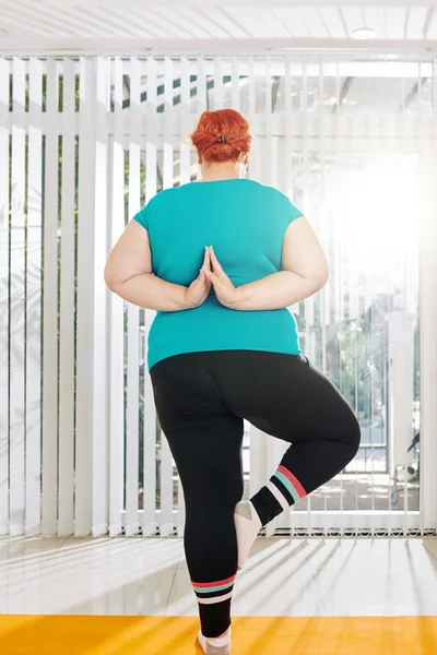 Mujer Con Sobrepeso Pie Sobre Una Pierna Manteniendo Las Manos —  Fotos de Stock