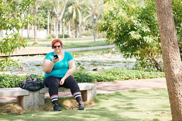 Jeune Femme Surpoids Lunettes Soleil Reposant Sur Banc Dans Parc — Photo