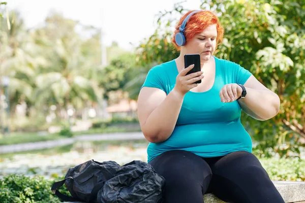 Överviktig Ung Kvinna Kontrollera Data Sin Fitness Tracker Efter Träning — Stockfoto