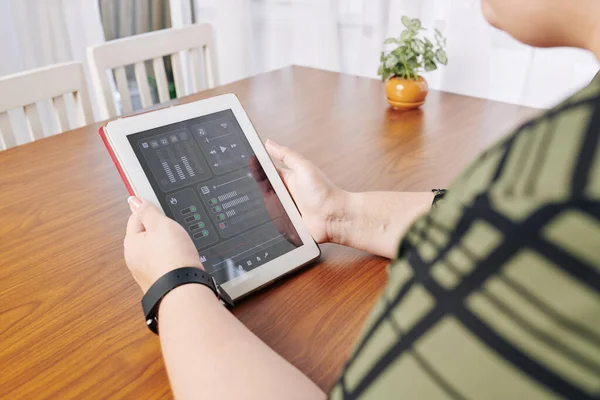 Vrouw Met Behulp Van Smart Home Applicatie Tablet Computer Bij — Stockfoto