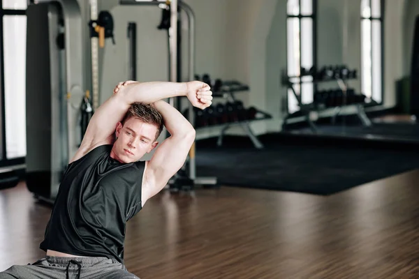 Guapo Forma Joven Estiramiento Después Hacer Ejercicio Máquina Gimnasio —  Fotos de Stock