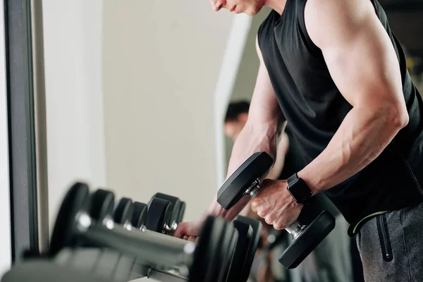 Deportista Recogiendo Mancuerna Para Hacer Ejercicio Tomando Uno Pesado Fuera — Foto de Stock