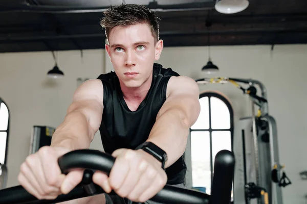 Sério Bonito Jovem Desportista Andar Bicicleta Estacionária Ter Treinamento Cardio — Fotografia de Stock