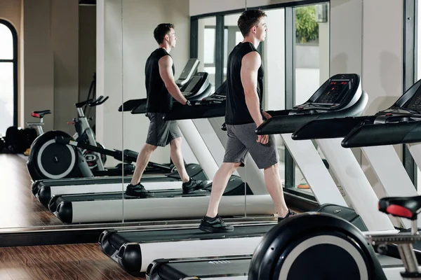 Joven Deportista Pensativo Forma Caminando Cinta Correr Calentando Antes Del —  Fotos de Stock