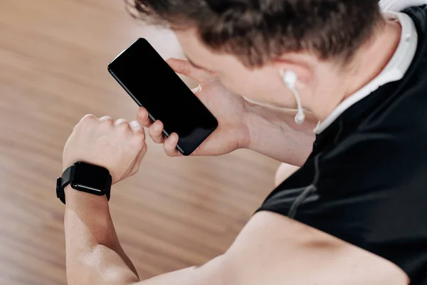 Deportista Sincronizando Smartphone Con Reloj Inteligente Muñeca Antes Entrenar Gimnasio —  Fotos de Stock