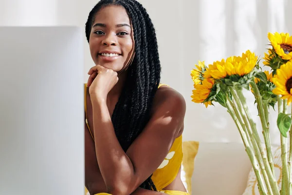 Retrato Una Joven Mujer Negra Bonita Sentada Escritorio Oficina Leyendo —  Fotos de Stock