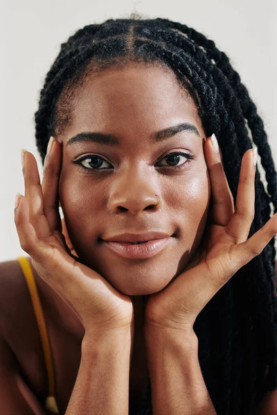 Лицо Красивой Молодой Чернокожей Женщины Дредами Смотрящей Камеру — стоковое фото