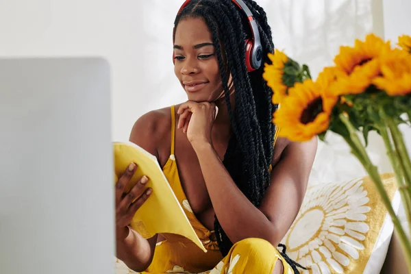 Estudiante Sonriente Escuchando Música Sus Auriculares Leer Libro Preparándose Para —  Fotos de Stock