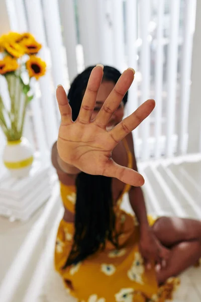 Junge Frau Streckt Hand Richtung Kamera Aus Fokus Auf Vordergrund — Stockfoto