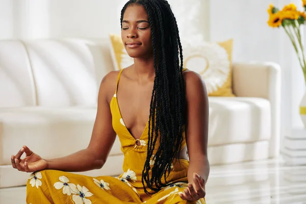 Aantrekkelijke Jonge Vrouw Met Dreadlocks Sluiten Ogen Mediteren Lotus Positie — Stockfoto