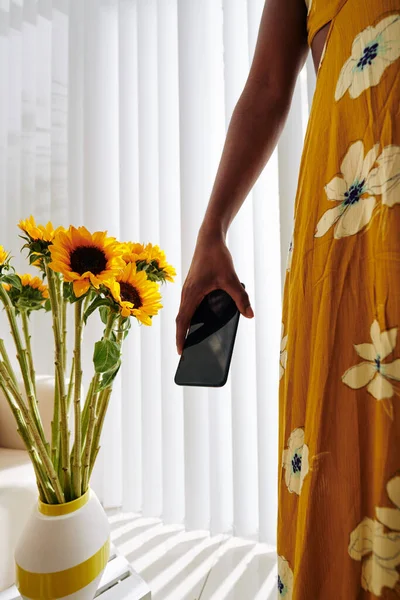 Cropped Image Young Woman Smartphone Hand Standing Next Coffee Table — Stock Photo, Image