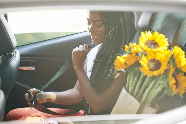 Joven Mujer Negra Abrocharse Cinturón Seguridad Asiento Trasero Del Coche — Foto de Stock