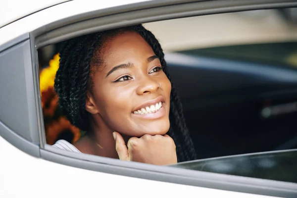 Cara Feliz Hermosa Mujer Negra Con Sonrisa Dientes Blancos Mirando — Foto de Stock