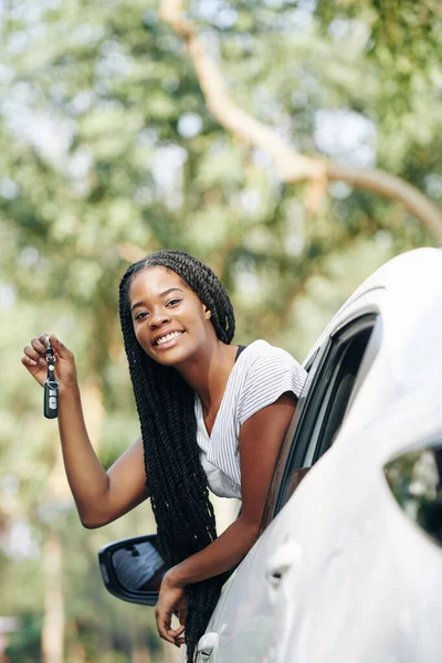 Feliz Atraente Jovem Mulher Negra Saindo Janela Carro Mostrando Chaves — Fotografia de Stock