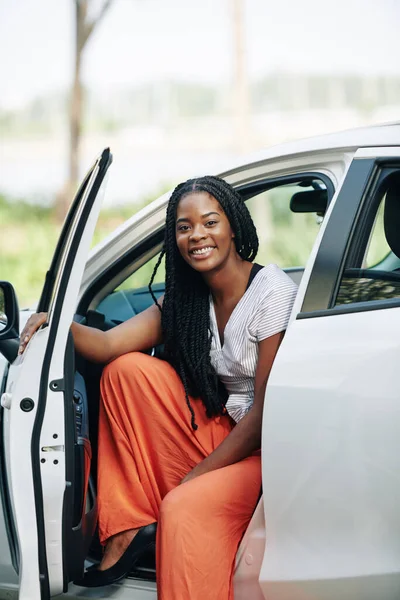 Bastante Joven Sonriente Mujer Negra Con Rastas Sentado Nuevo Coche —  Fotos de Stock