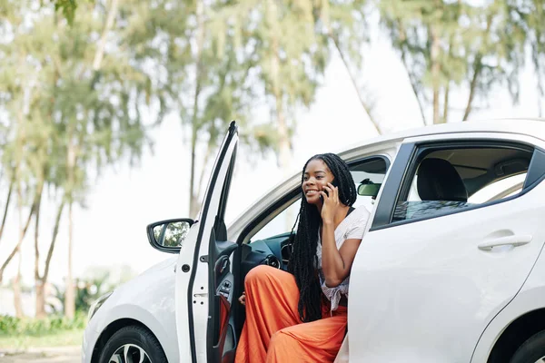 Ung Leende Kvinna Pratar Telefon När Kliver Bilen — Stockfoto