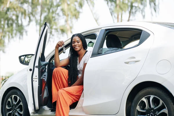 Güzel Siyah Kadın Yeni Arabasında Oturuyor Elektronik Anahtarlarını Gösteriyor — Stok fotoğraf
