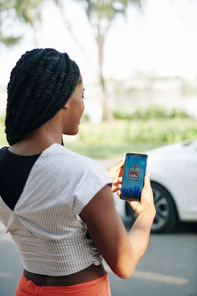 Mujer Joven Que Utiliza Aplicación Para Compartir Coche Teléfono Inteligente —  Fotos de Stock