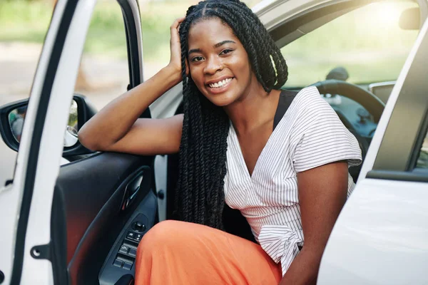 Retrato Jovem Mulher Negra Alegre Com Dreadlocks Sentado Seu Novo — Fotografia de Stock