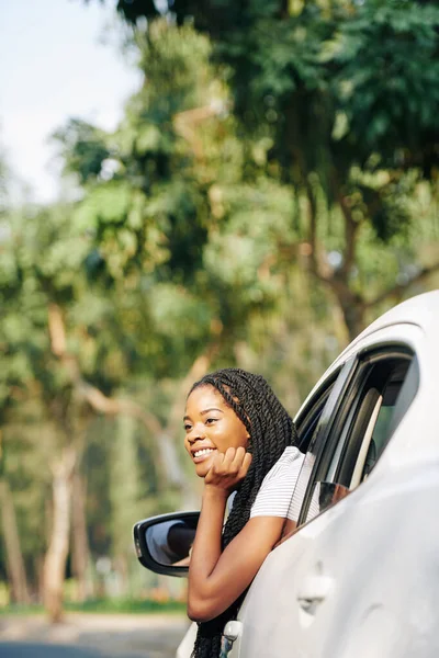 Sonhador Sorrindo Jovem Afro Americano Mulher Saindo Janela Carro Olhando — Fotografia de Stock