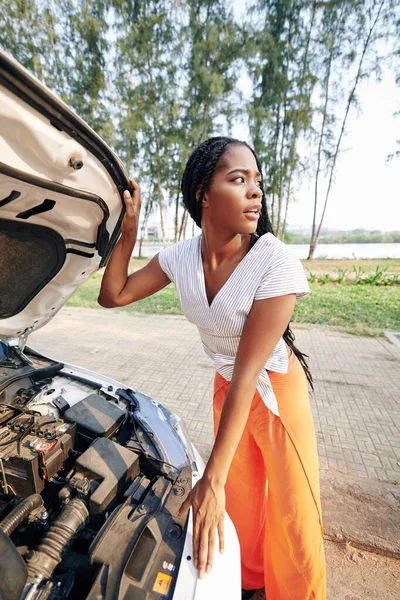 Gestresste Vrouw Openen Kap Van Kapotte Auto Zoek Naar Hulp — Stockfoto