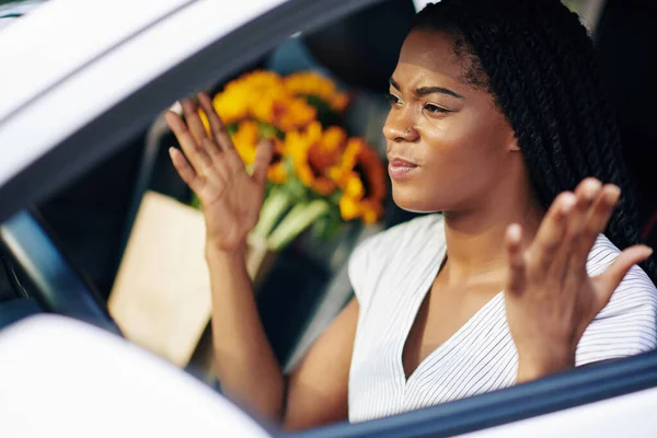 Känslomässig Kvinnlig Förare Irriterad Långsam Trafik Staden — Stockfoto