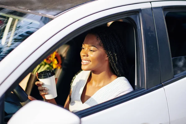 Sonriente Joven Bonita Bebiendo Sacar Café Conducir Trabajo Por Mañana — Foto de Stock