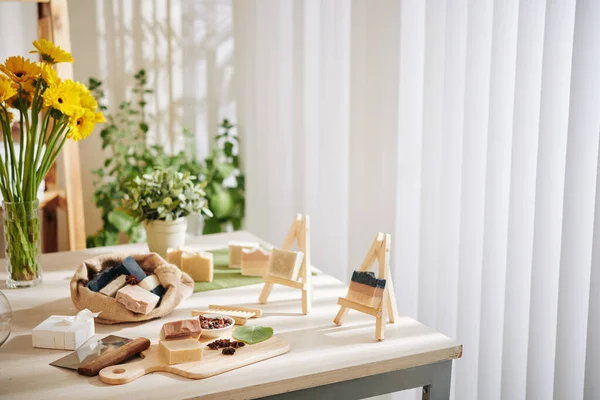 Werkstatttisch Mit Verschiedenen Handgefertigten Seifenstangen Zum Verkauf Vorbereitet — Stockfoto