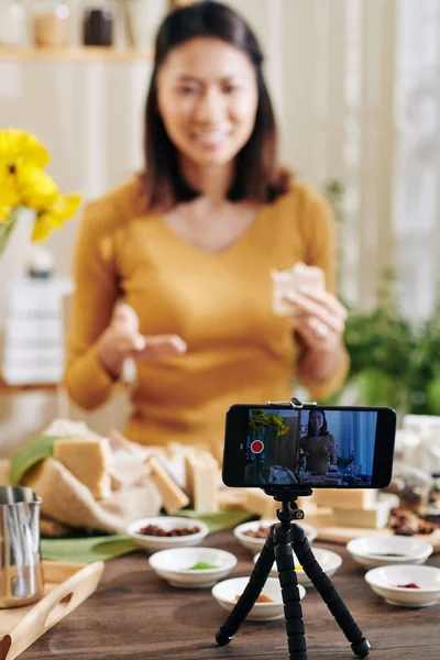 Sorrindo Jovem Mulher Asiática Gravação Vídeo Sobre Sabão Fazendo Smartphone — Fotografia de Stock