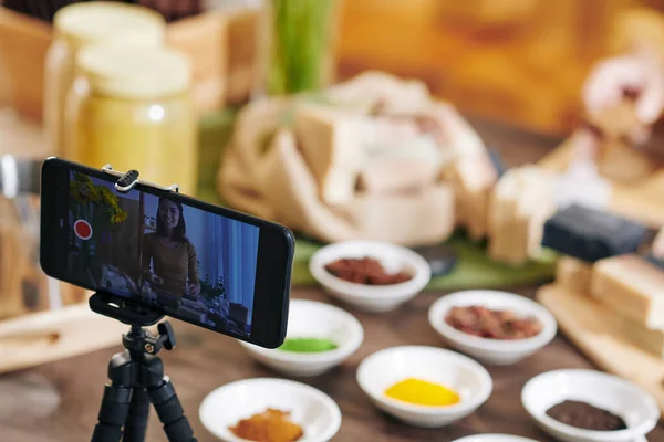 Smartphone Tripé Gravação Vídeo Mulher Jovem Explicando Como Fazer Sabão — Fotografia de Stock