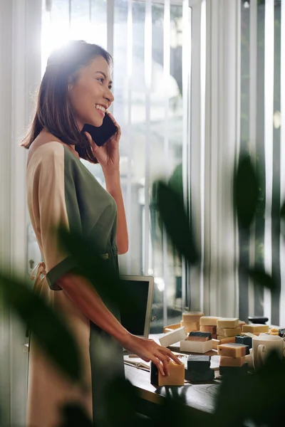 Beautiful Smiling Young Asian Businesswoman Talking Phone Customer Making Order — Stock Photo, Image