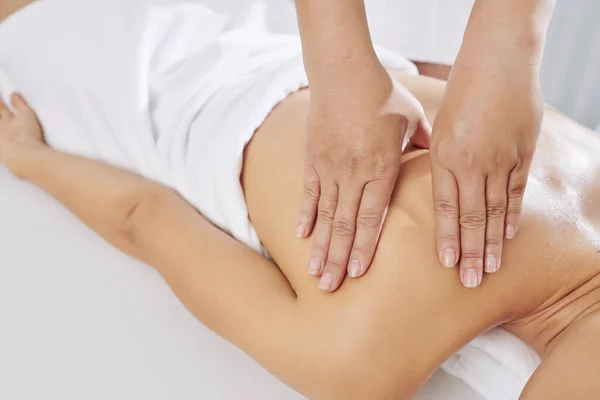 Närbild Massage Terapeut Tillämpa Ihållande Tryck Med Hjälp Långsamma Djupa — Stockfoto