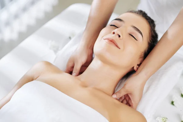 Jonge Vrouw Genieten Van Therapeutische Schouder Massage Spa Salon — Stockfoto