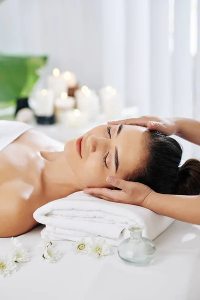Vacker Ung Kvinna Att Ansikte Och Huvud Massage Spa Salong — Stockfoto