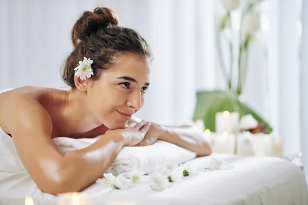 Saçında Çiçek Olan Çekici Genç Bir Kadın Spa Salonunda Dinleniyor — Stok fotoğraf